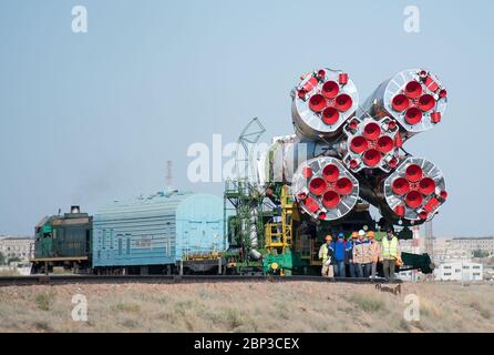 Expedition 56 Sojus Rollout die Sojus-Rakete wird am Montag, 4. Juni 2018, mit dem Zug zur Startrampe auf dem Kosmodrom Baikonur in Kasachstan ausgerollt. Expedition 56 Sojus-Kommandant Sergey Prokopjew aus Roskosmos, Flugingenieurin Serena Auñón-Kanzlerin der NASA und Flugingenieur Alexander Gerst von der ESA (Europäische Weltraumorganisation) sollen am Mittwoch, den 6. Juni um 7:12 Uhr Eastern Time (17:12 Uhr Baikonur-Zeit) an Bord ihrer Sojus MS-09 starten. Stockfoto