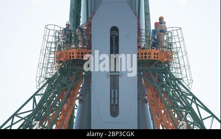 Am 4. Juni 2018 setzten Arbeiter die Sojus-Rakete in eine vertikale Position auf dem Kosmodrom Baikonur, um den Start der Expedition 56 am 6. Juni 2018 vorzubereiten. Die Besatzung bestand aus Sergej Prokopjew, Serena Auñón-Kanzlerin und Alexander Gerst. Stockfoto