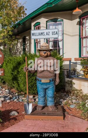 Die Bärenstatue entlang der historischen Route 66 in Williams, Arizona, USA verrauchen Stockfoto