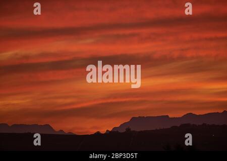 Sonnenuntergang über Tafelberg und Bottelary Hills Stellenbosch während des Lcoktdowns Stockfoto