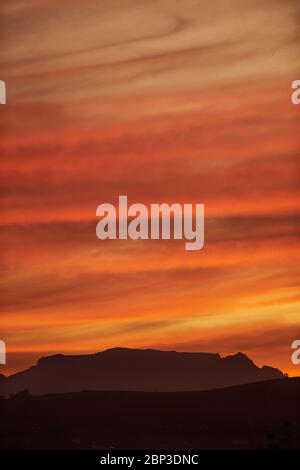 Sonnenuntergang über Tafelberg und Bottelary Hills Stellenbosch während des Lcoktdowns Stockfoto