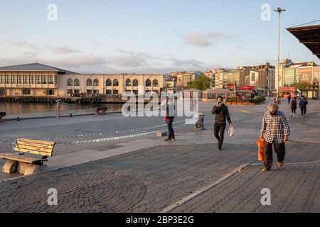 ISTANBUL,TÜRKEI,MAI 15,2020: Menschen an der Küste von Kadikoy vor Ausgangssperre im Rahmen von Coronavirus-Maßnahmen. Stockfoto