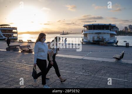 ISTANBUL,TÜRKEI,MAI 15,2020: Menschen an der Küste von Kadikoy vor Ausgangssperre im Rahmen von Coronavirus-Maßnahmen. Stockfoto