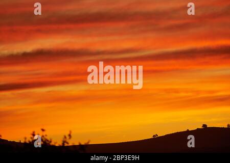 Sonnenuntergang über Bottelary Hills Stellenbosch während des Abgangs Stockfoto