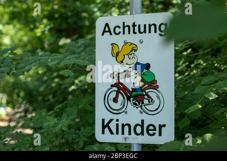 Deutschland singen, bitte auf Kinder auf der Straße achten, Vorsicht Stockfoto