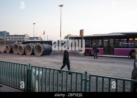 ISTANBUL,TÜRKEI,MAI 15,2020: Menschen an der Küste von Kadikoy vor Ausgangssperre im Rahmen von Coronavirus-Maßnahmen. Stockfoto