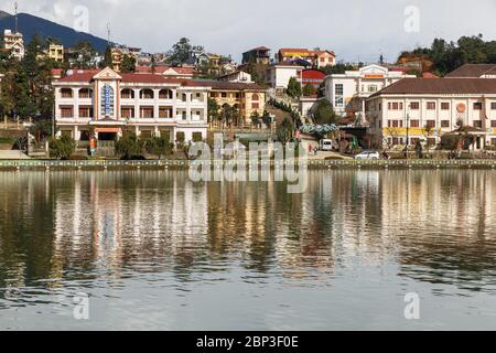 SA Pa, Vietnam - 20. November 2018: Schöne Landschaft von Sa Pa See und Stadt. SA Pa oder Sapa ist eine Stadt auf Distriktebene in der Provinz Lao Cai im Nordwesten Stockfoto