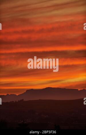 Sonnenuntergang über Tafelberg und Bottelary Hills Stellenbosch während des Lcoktdowns Stockfoto