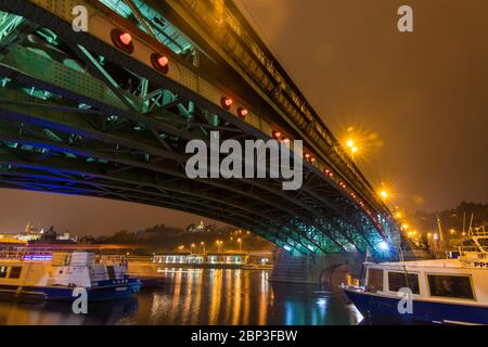 Prag Unter Der Brücke Stockfoto