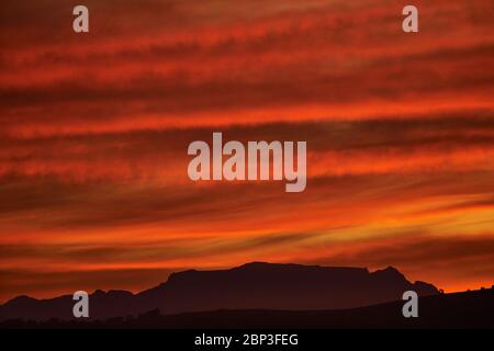 Sonnenuntergang über Tafelberg und Bottelary Hills Stellenbosch während des Lcoktdowns Stockfoto