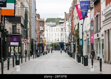 Fußgänger auf der verlassenen Grafton Street im Stadtzentrum von Dublin, während der Fußabsturz aufgrund der Coronavirus-Pandemie abstürzt. Covid-19 in Irland. Stockfoto