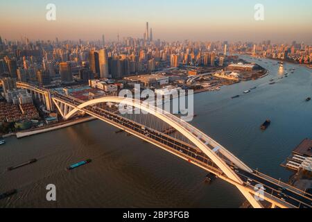 Shanghai Lupu Brücke Luftaufnahme über den Fluss Huangpu bei Sonnenuntergang in China Stockfoto