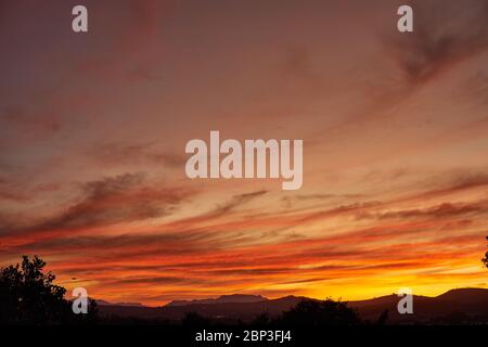 Sonnenuntergang über Bottelary Hills Stellenbosch während des Abgangs Stockfoto