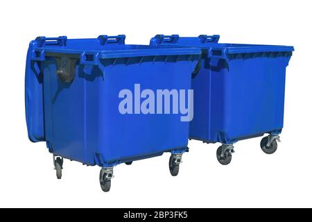 Blaue Abfallbehälter aus Kunststoff. Blaue Behälter zum Auffangen von Müll auf dem Mülleimer. Stockfoto