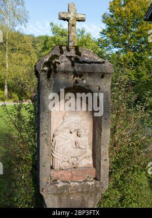 Antiker christlicher Wegschrein in Bayern, Deutschland Stockfoto