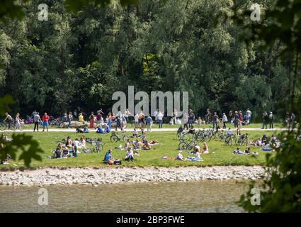 Sonntagnachmittag am Isarufer während der Corona-Blockierung in München, Bayern, Deutschland Stockfoto