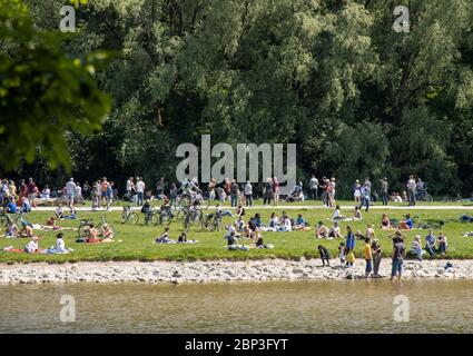 Sonntagnachmittag am Isarufer während der Corona-Blockierung in München, Bayern, Deutschland Stockfoto