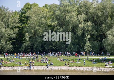 Sonntagnachmittag am Isarufer während der Corona-Blockierung in München, Bayern, Deutschland Stockfoto