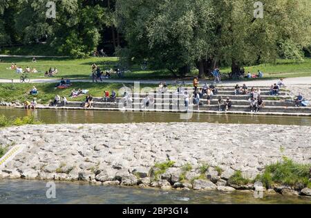 Sonntagnachmittag am Isarufer während der Corona-Blockierung in München, Bayern, Deutschland Stockfoto