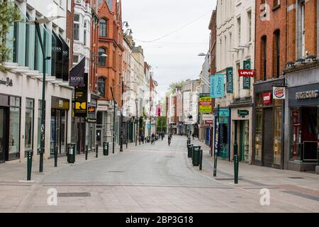 Fußgänger auf der verlassenen Grafton Street im Stadtzentrum von Dublin, während der Fußabsturz aufgrund der Coronavirus-Pandemie abstürzt. Covid-19 in Irland. Stockfoto