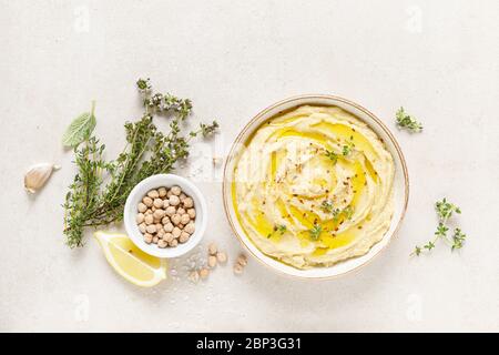 Hummus, Kichererbsen mit Zitrone, Gewürzen und Kräutern püriert Stockfoto