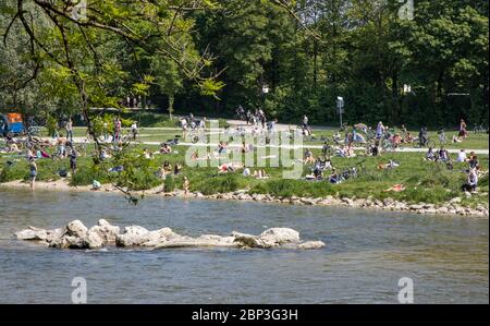 Sonntagnachmittag am Isarufer während der Corona-Blockierung in München, Bayern, Deutschland Stockfoto