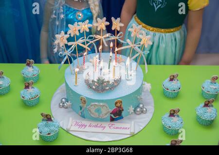 Gefrorener Geburtstagstorte . Disney Frozen Cake. Kinder Geburtstag .Frozen Themen Kind Geburtstag Kuchen . Aserbaidschanisch Baku 04.02.2020 . Stockfoto