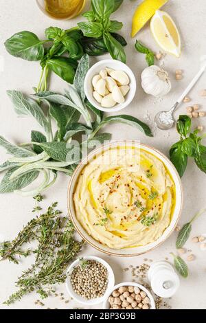 Hummus, Kichererbsen mit Zitrone, Gewürzen und Kräutern püriert Stockfoto