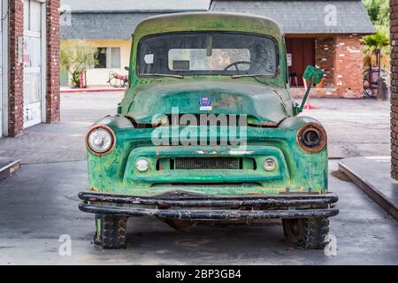 Altes Fahrzeug an einer Vintage Tankstelle entlang der historischen Route 66 in Ludlow, Arizona, USA geparkt [Hinweis: Dies ist ein privates Gebäude; Foto verfügbar f Stockfoto