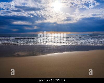 Schöner Porto Pino breiter Sandstrand in der Zeit des Sonnenuntergangs, Porto Pino, Sardinien, Italien. Reise Panorama Hintergrund Konzept Stockfoto