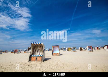 Historische Liegestühle in St. Peter Ording. Im Sommer der perfekte Ort zum Entspannen. Stockfoto