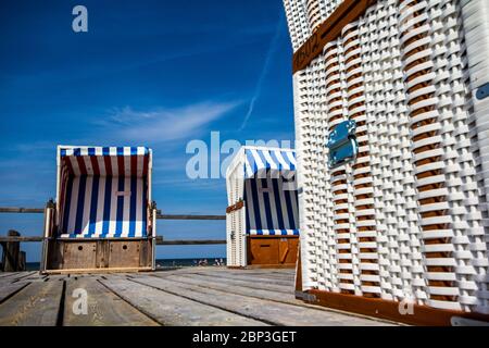 Historische Liegestühle in St. Peter Ording. Im Sommer der perfekte Ort zum Entspannen. Stockfoto