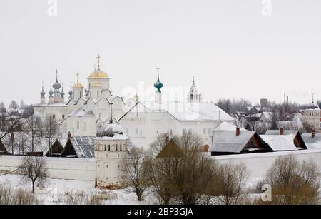 Blick auf das orthodoxe Pokrovsky Kloster in Susdal im Winter. Stockfoto