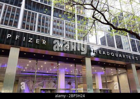 Pfizer World Headquarters, 235 E 42nd St, New York, NY. Außenansicht eines pharmazeutischen Bürogebäudes in Midtown Manhattan. Stockfoto