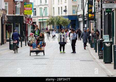 Fußgänger, die durch die ruhige Grafton Street im Stadtzentrum von Dublin gehen, da die Geschäfte geschlossen bleiben und der Fußabsturz aufgrund der Coronavirus-Pandemie abstürzt. Stockfoto