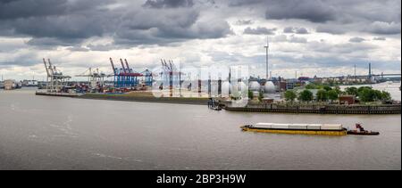 Panorama eines Containerterminals und Industrieanlagen im Hamburger Hafen Stockfoto