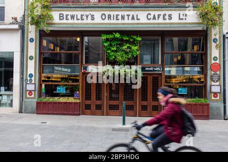 Fassade des historischen Bewley’s Cafés in der Grafton Street in Dublin Irland, das wegen der Covid-19-Sperre und hohen Mieten dauerhaft geschlossen wird. Stockfoto