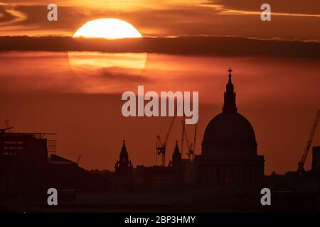 London, Großbritannien. Mai 2020. UK Wetter: Dramatischer Sonnenuntergang über der St. Paul's Cathedral. Kredit: Guy Corbishley/Alamy Live News Stockfoto