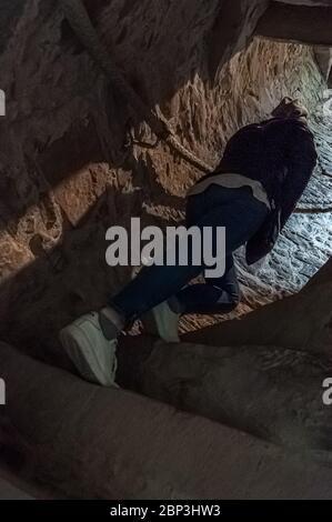 Mädchen steigt Treppen im Turm von Urquhart Castle, Schottland Stockfoto