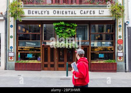 Fassade des historischen Bewley’s Cafés in der Grafton Street in Dublin Irland, das wegen der Covid-19-Sperre und hohen Mieten dauerhaft geschlossen wird. Stockfoto