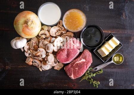 Filet Mignon in Pilzwein Sauce Zutaten: Filet Mignon, Thymian und andere Zutaten für ein ausgefallenes Steak Dinner Stockfoto