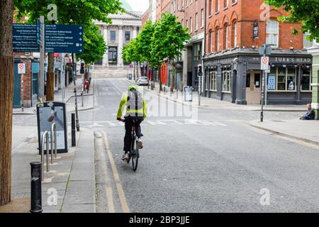 Dublin, Irland. Mai 2020. Begrenzte Anzahl und Verkehr im Stadtzentrum von Dublin und Geschäfte und Geschäfte wegen Covid-19 Pandemiebeschränkungen geschlossen.