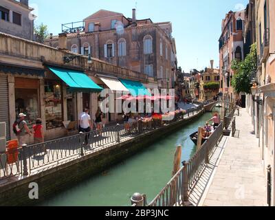 Kanal und Straße mit Geschäften und Restaurants in Venedig, Italien Stockfoto