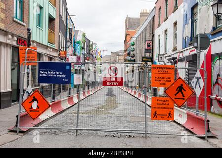 Dublin, Irland. Mai 2020. Zäune um Renovierungsarbeiten in Temple Bar. Standort und Arbeiten aufgrund von Covid-19-Pandemiebeschränkungen vorübergehend zurückgestellt. Stockfoto