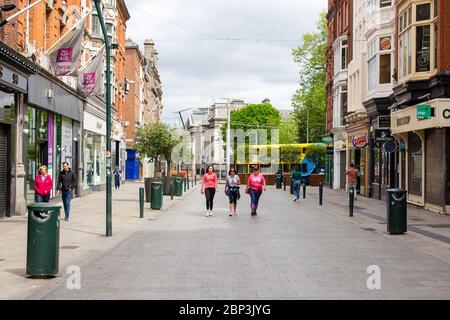 Fußgänger, die durch eine ruhige Grafton Street im Stadtzentrum von Dublin gehen, während der Fußabsturz aufgrund einer Coronavirus-Pandemie abstürzt. Civid-19 in Irland. Stockfoto