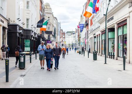 Familie auf einem Sonntagspaziergang durch eine ruhige Grafton Street im Stadtzentrum von Dublin, während der Fußabsturz aufgrund der Coronavirus-Pandemie abstürzt. Civid-19 in Irland Stockfoto