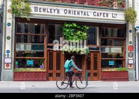 Fassade des historischen Bewley’s Cafés in der Grafton Street in Dublin Irland, das wegen der Covid-19-Sperre und hohen Mieten dauerhaft geschlossen wird. Stockfoto