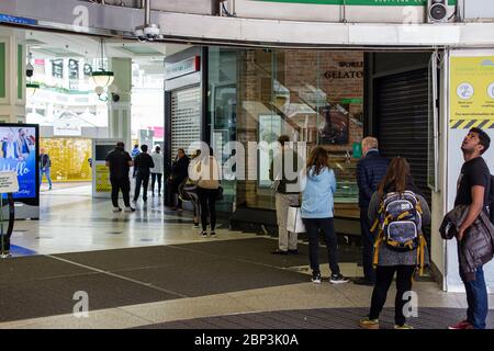 Im St. Stephen Green Shopping Centre in der Grafton Street in Dublin stehen Menschen Schlange Stockfoto