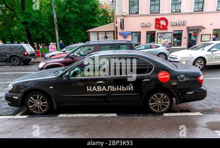 1. September 2013 Moskau, Russland. Aufkleber mit Wahlsymbolen des russischen Politikers Alexey Navalny auf dem Auto. Stockfoto