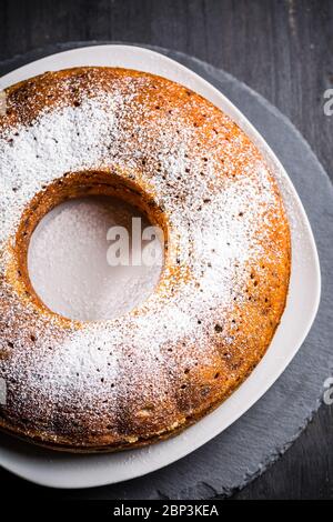 Hausgemachte vegane Bananenkuchen in einer mit Puderzucker verzierten Pfanne gebacken Stockfoto